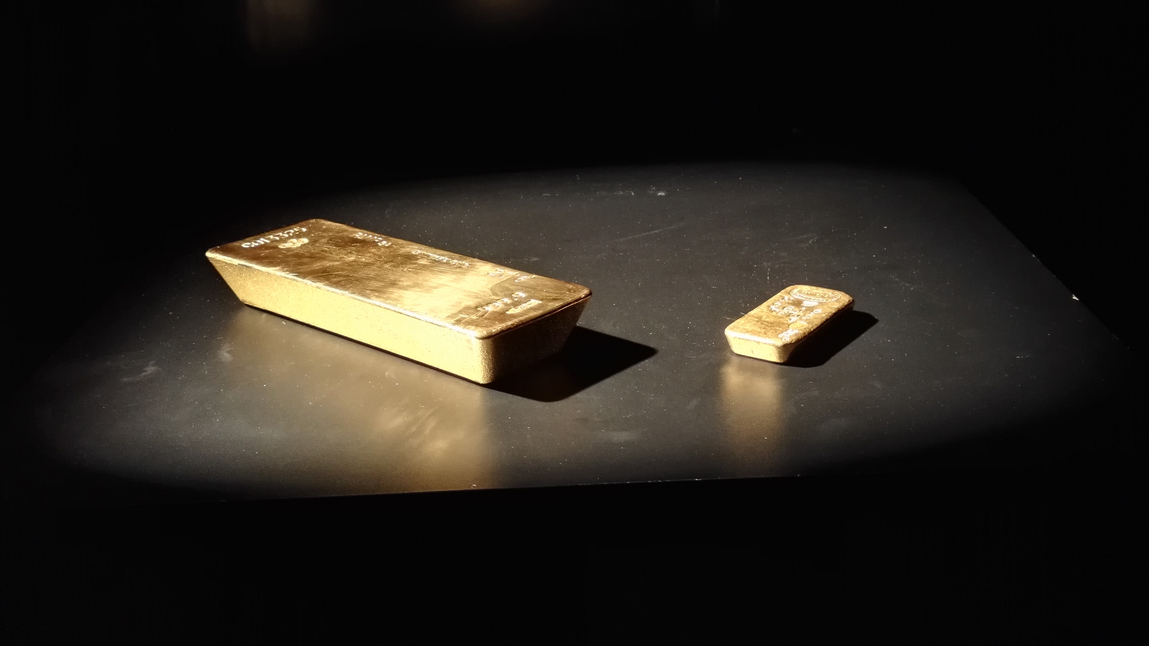 银行展示的金块，黄金真美啊